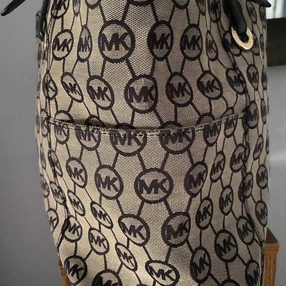 Used Authentic Michael Kors Tote - Picture 4 of 9